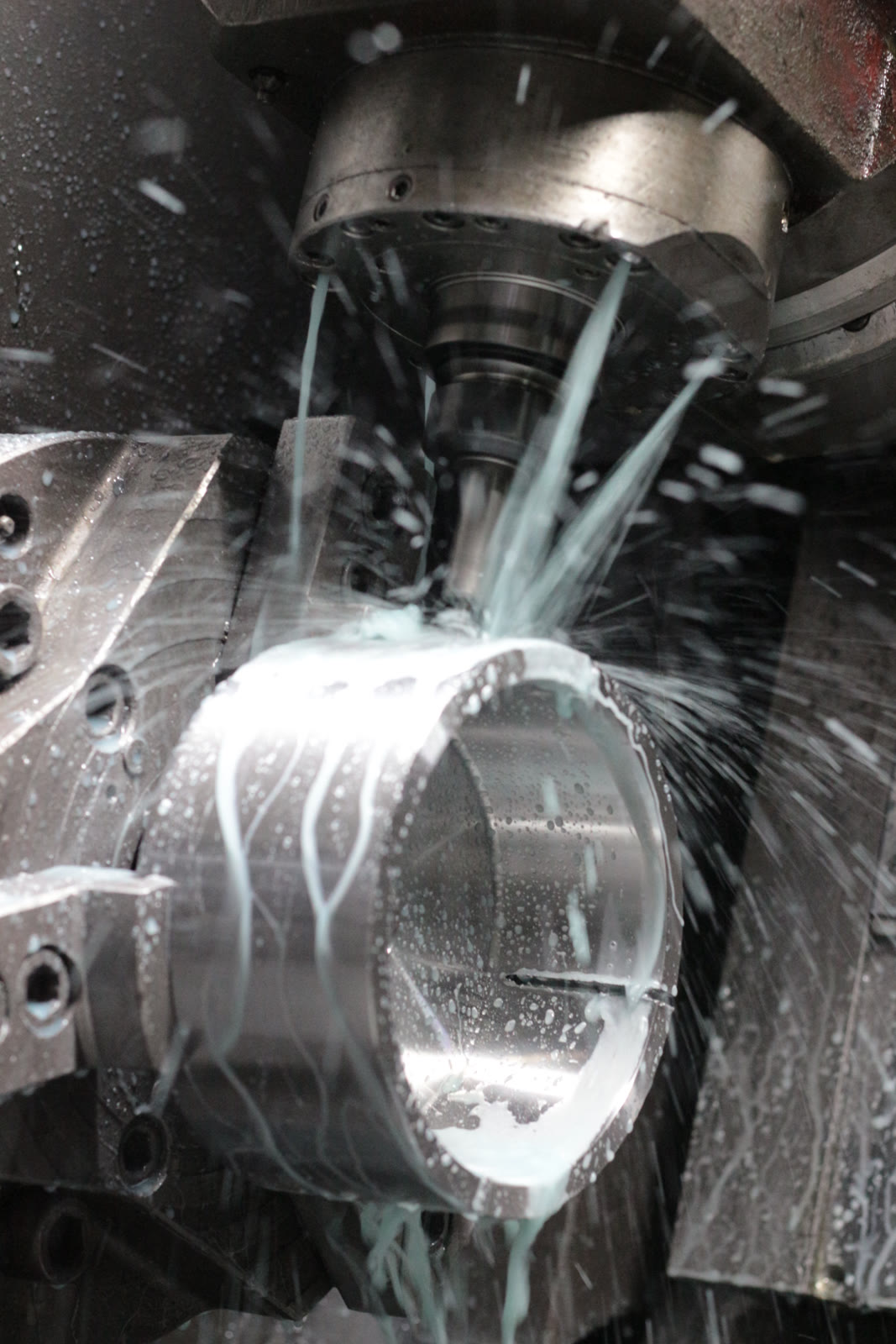 Özel bir metal parçayı işleyen CNC freze takımı