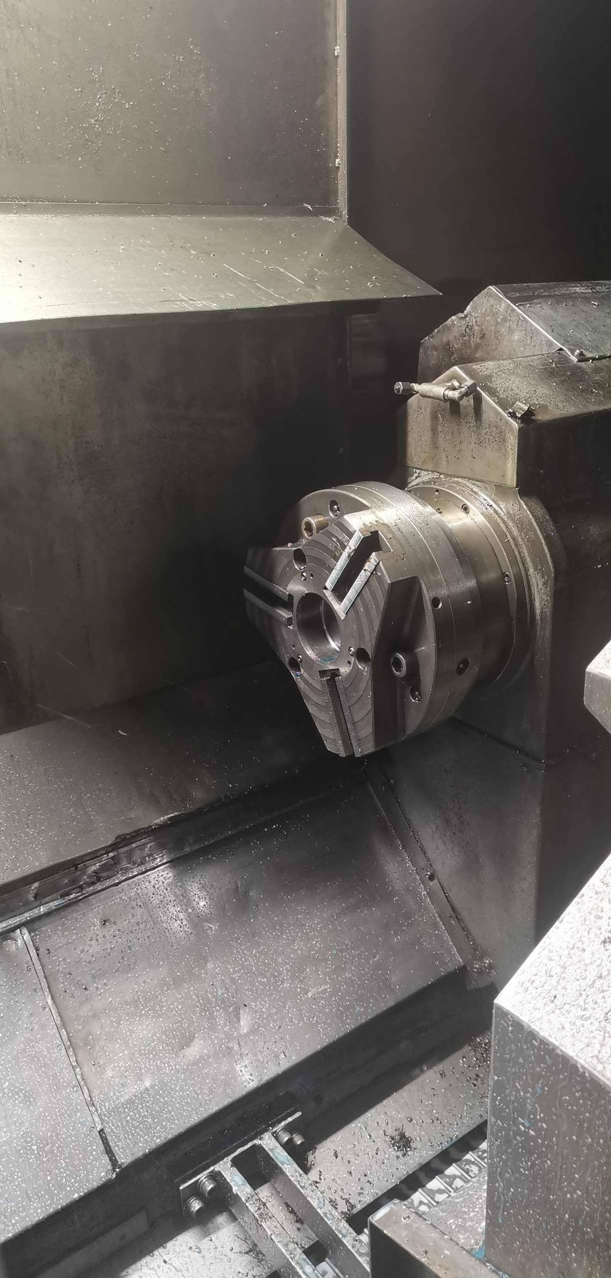 Großes Spannfutter an einer CNC-Drehmaschine