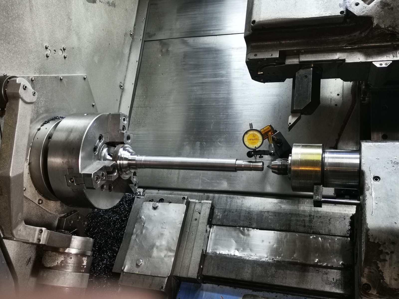 Neue Hydraulik-Kolbenstange beim Präzisionsdrehen und bei der Rundlaufprüfung