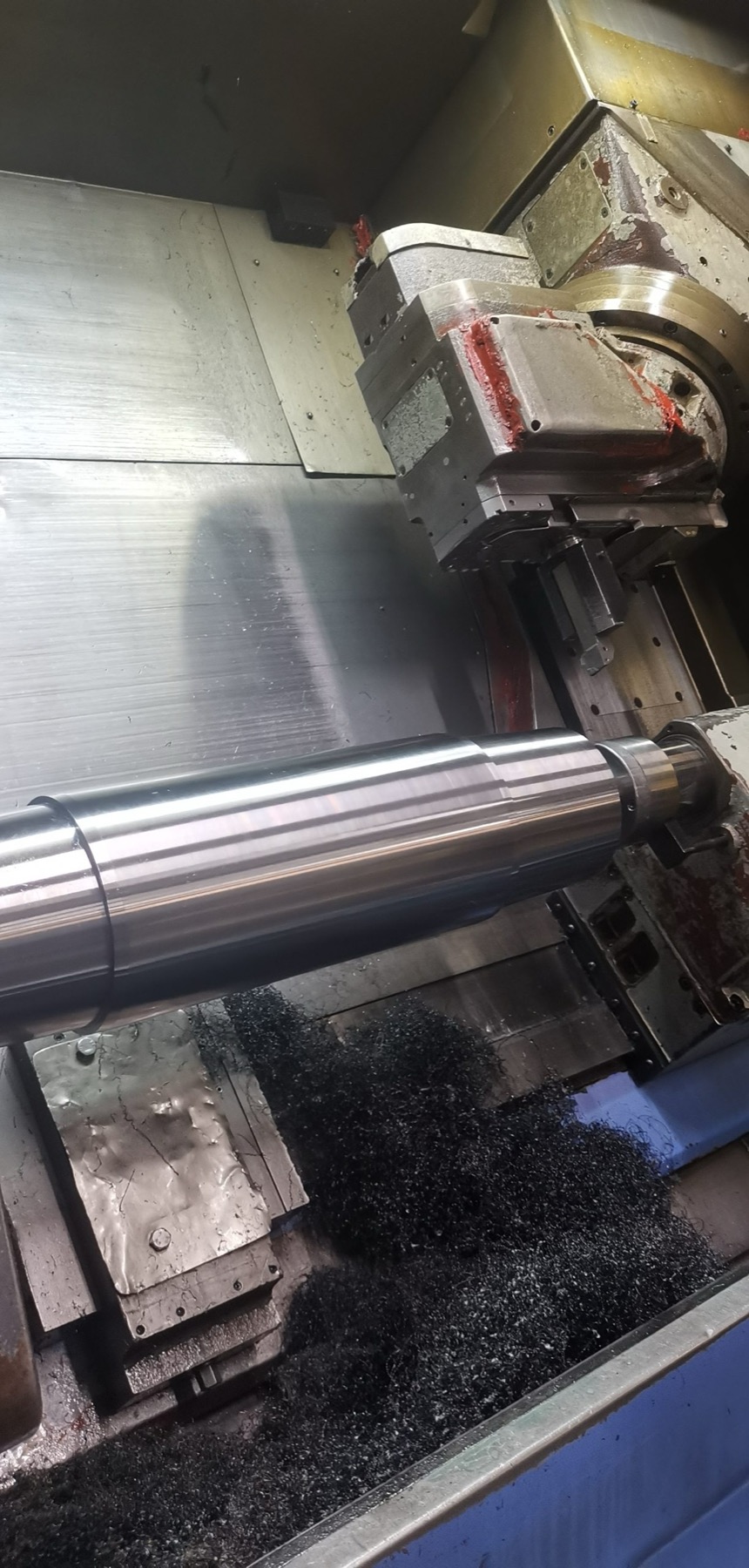 Lange Welle beim CNC-Drehen mit Reitstockunterstützung