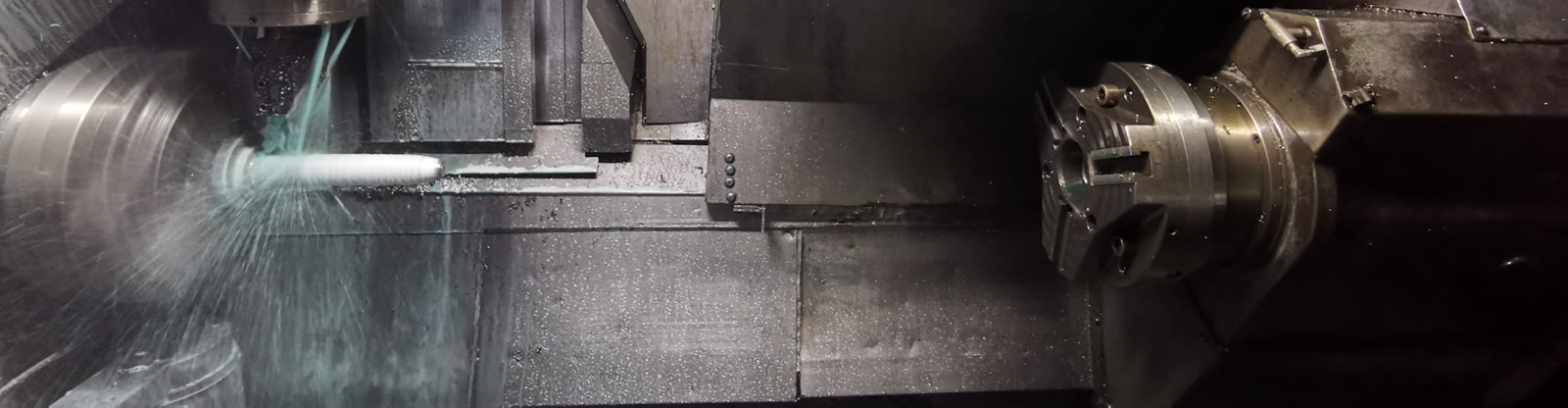 Çelik bir parça üzerinde soğutmalı CNC tornalama operasyonu